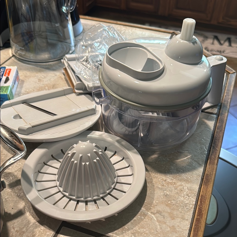 Compact White Manual Food Processor with Juicer